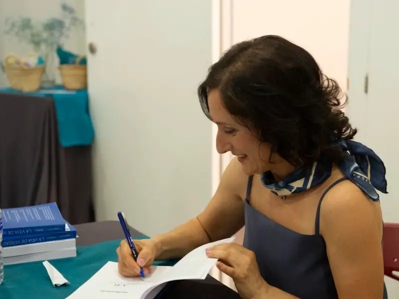 nuria firmando libro